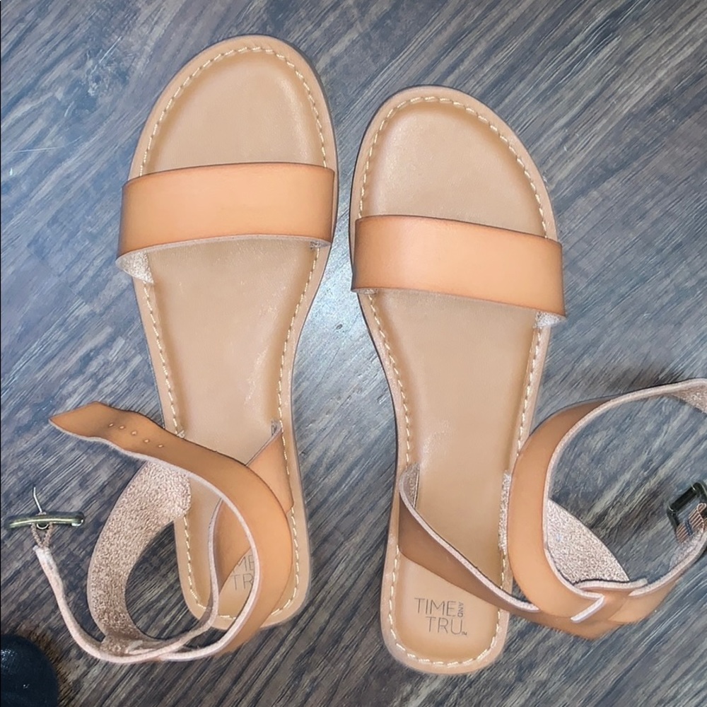 Strap sandals